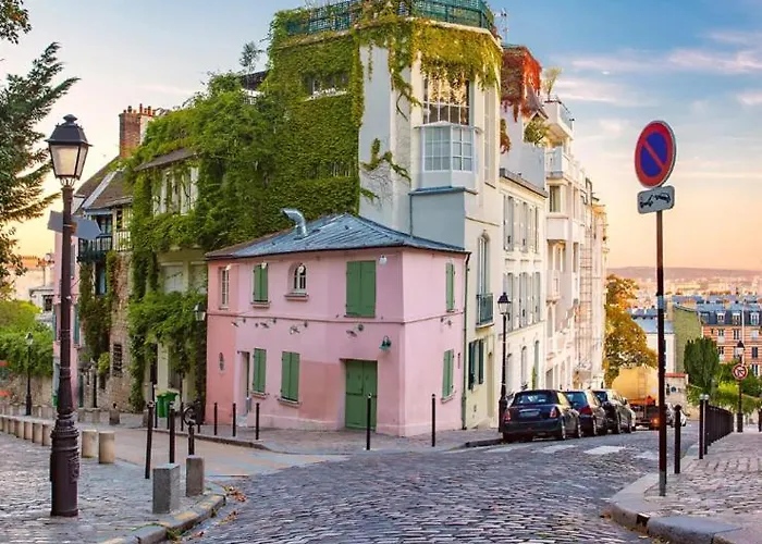 Elegant Montmartre Overlooking Rooftops Апарт-отель 4*