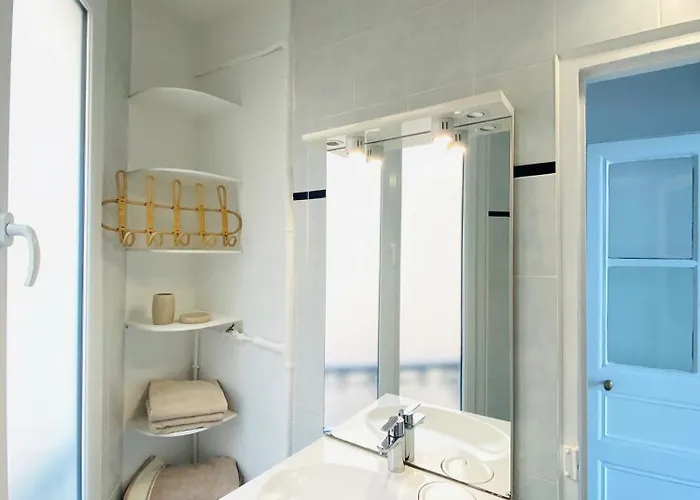 Апарт-отель Elegant Montmartre Overlooking Rooftops 4*