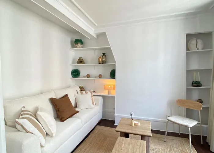 Elegant Montmartre Overlooking Rooftops 4*