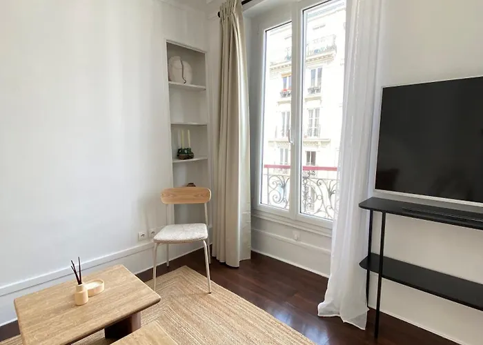 Elegant Montmartre Overlooking Rooftops 4* Париж