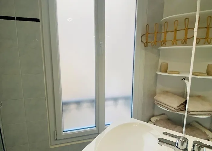 Апарт-отель Elegant Montmartre Overlooking Rooftops 4*