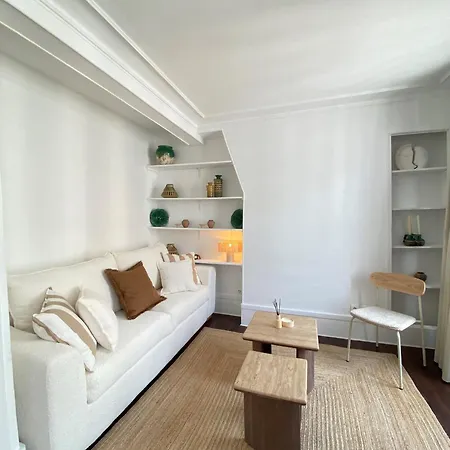 Elegant Montmartre Overlooking Rooftops 4*